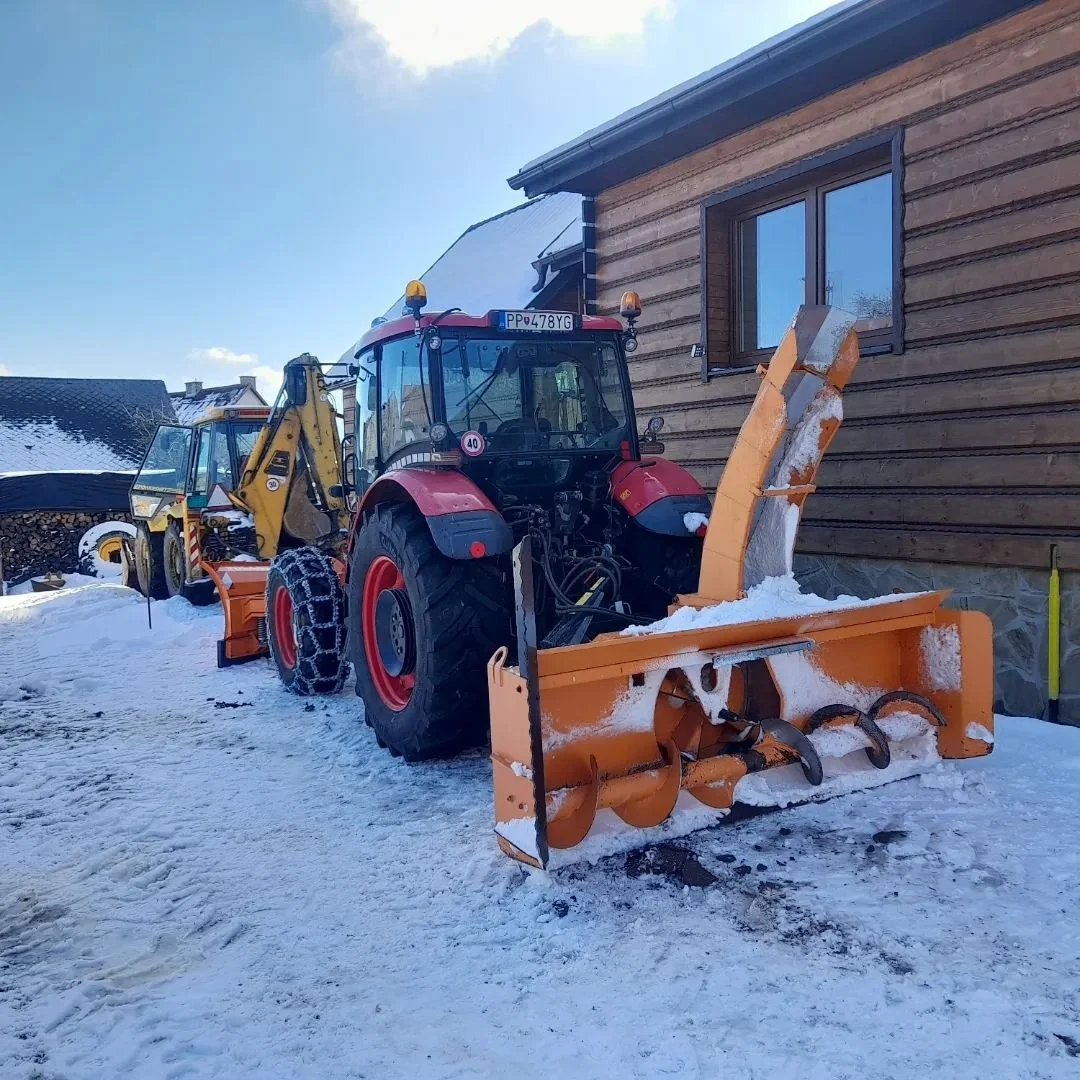 Traktor so snehovou radlicou